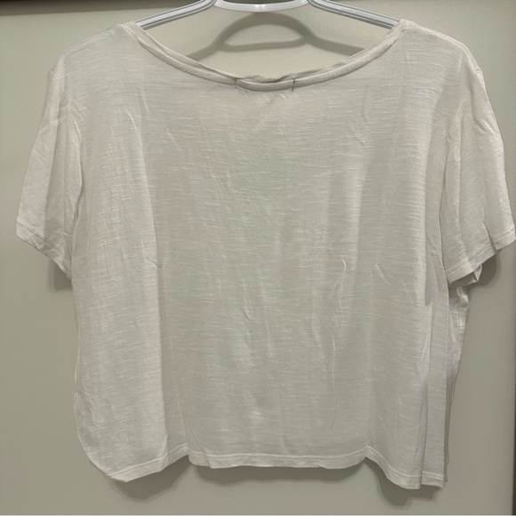 Tresics Cropped V-Neck Tee - Picture 2 of 3